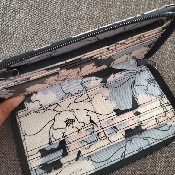 Sakroots floral PVC zip-around wallet in black peony, NWT - Picture 9 of 12